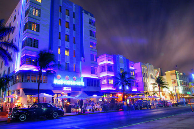 Ocean Drive durante la noche en Miami